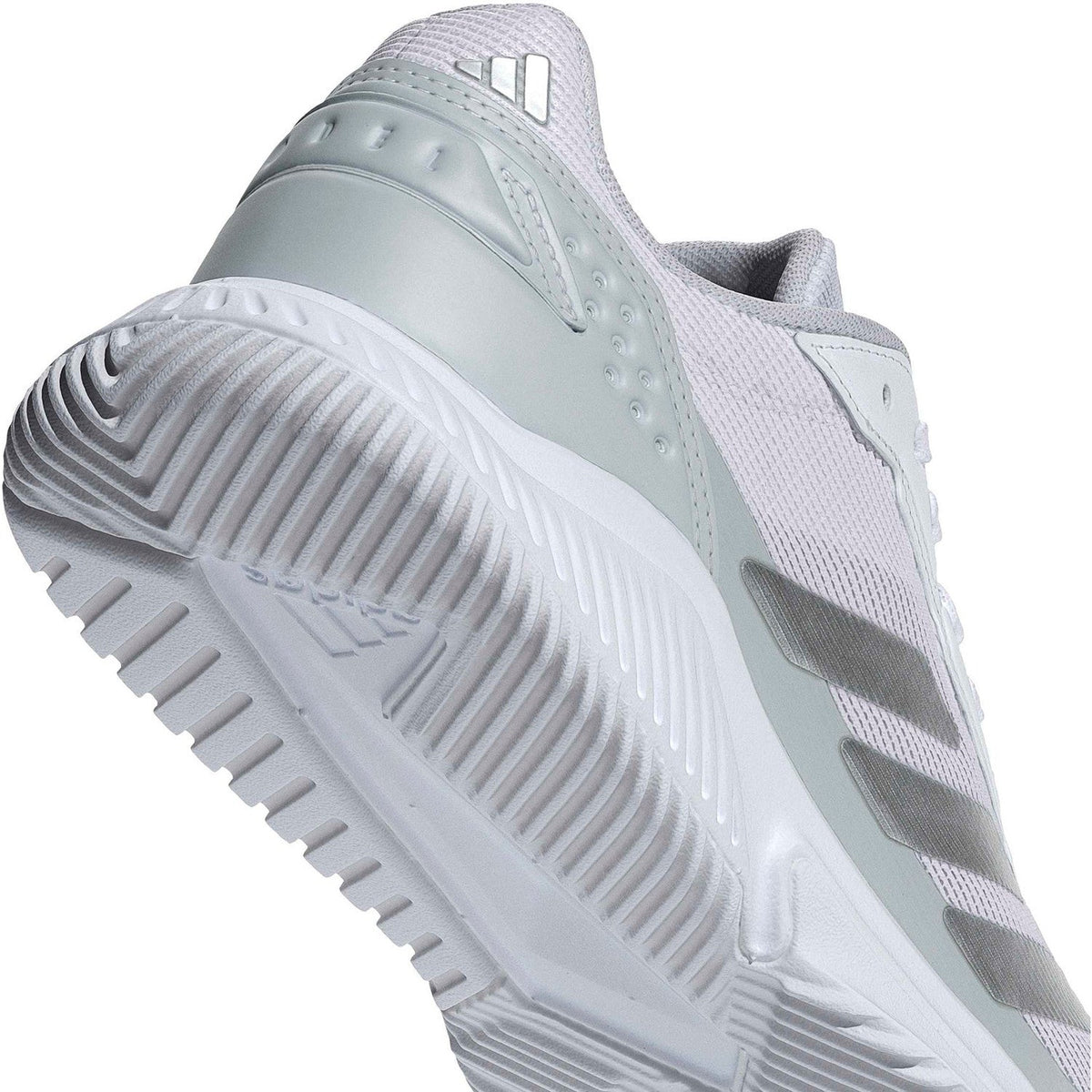 Close-up van de witte tussenzool en zilveren strepen van de Adidas Courtquick W