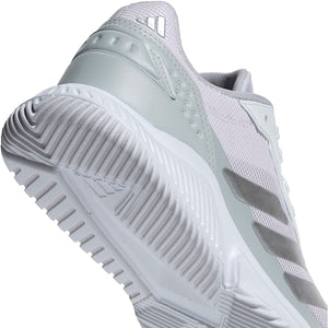 Close-up van de witte tussenzool en zilveren strepen van de Adidas Courtquick W