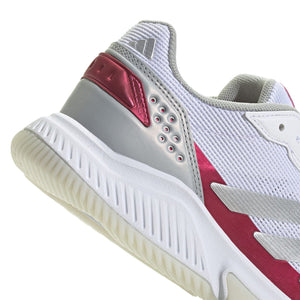 Detail van de rode hielpartij en witte zool van de Adidas Courtquick W