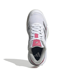 Schuin vooraanzicht van de witte Adidas Courtquick W met roze binnenzool