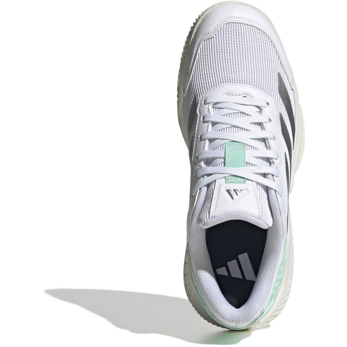 Bovenaanzicht van de witte Adidas Courtquick W met mintgroene inzet en witte veters