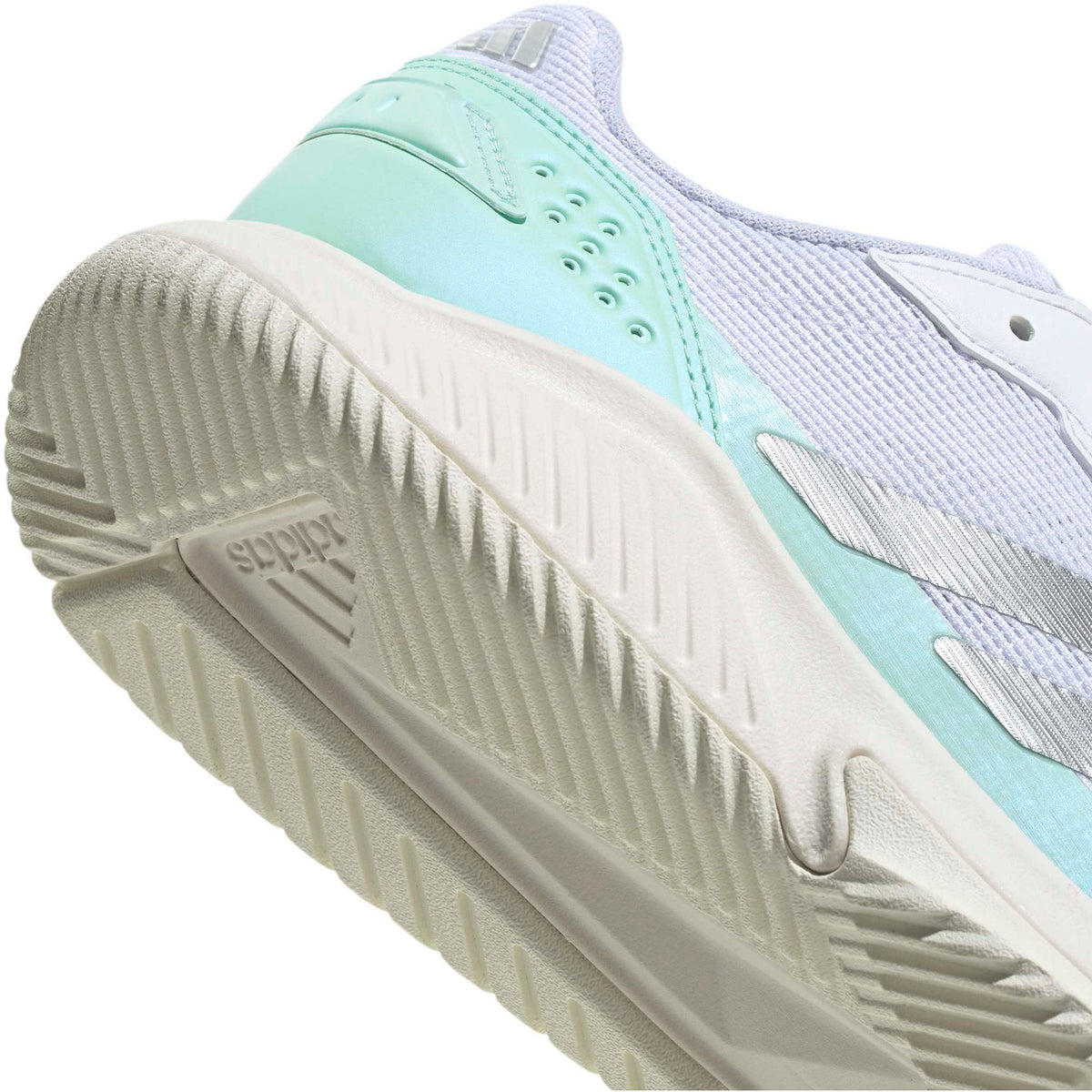 Detail van de mintgroene hiel en cremekleurige tussenzool van de Adidas Courtquick W