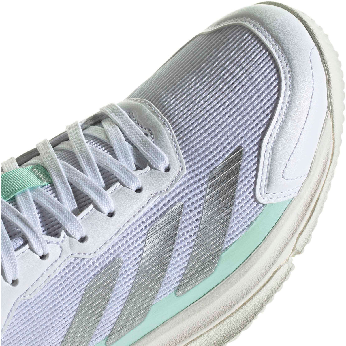 Detail van de witte mesh met zilveren strepen van de Adidas Courtquick W