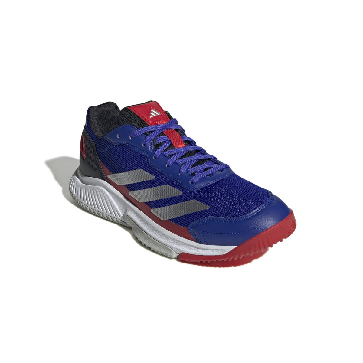 Schuin vooraanzicht van de blauwe Adidas Courtquick met rode hiel