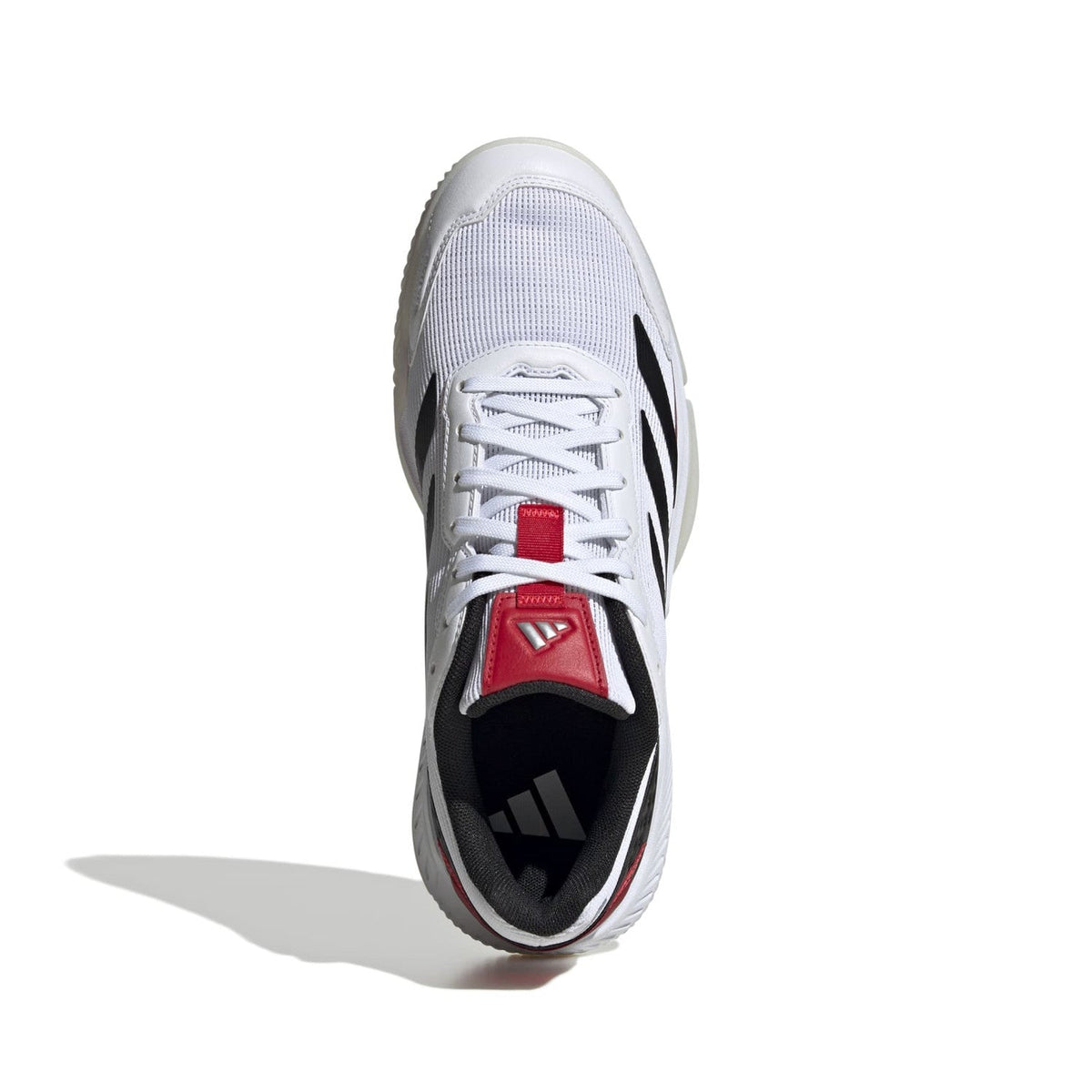 Bovenaanzicht van de witte Adidas Courtquick met zwarte tong en rode veterlus