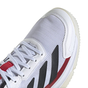 Detail van de witte mesh met zwarte strepen en rode veters van de Adidas Courtquick
