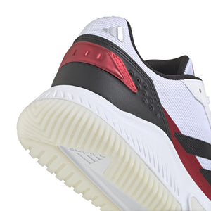 Close-up van de zwartrode hielpartij en witte tussenzool van de Adidas Courtquick