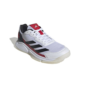Schuin achteraanzicht van de witte Adidas Courtquick met zwarte en rode hiel