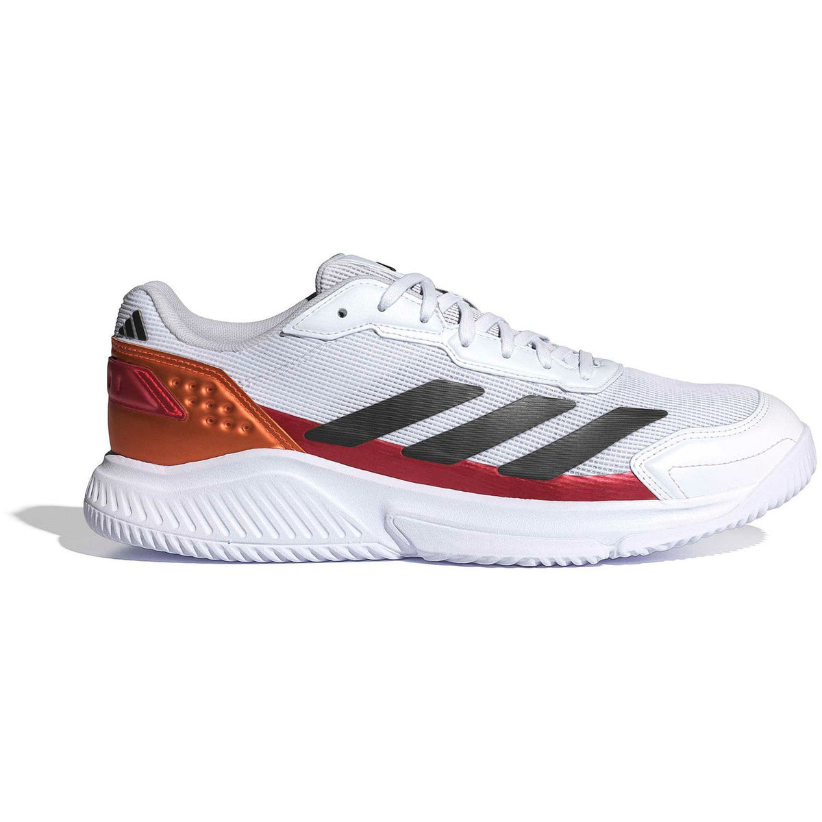 Adidas Courtquick in wit met oranje en rode hiel, zijaanzicht buitenkant