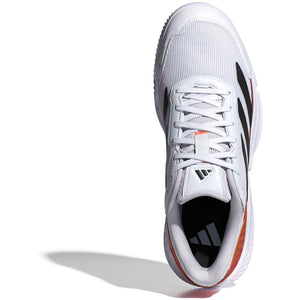 Bovenaanzicht van de witte Adidas Courtquick met oranje accent op de hiel
