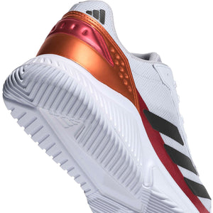 Close-up van de oranje hielpartij en witte tussenzool van de Adidas Courtquick