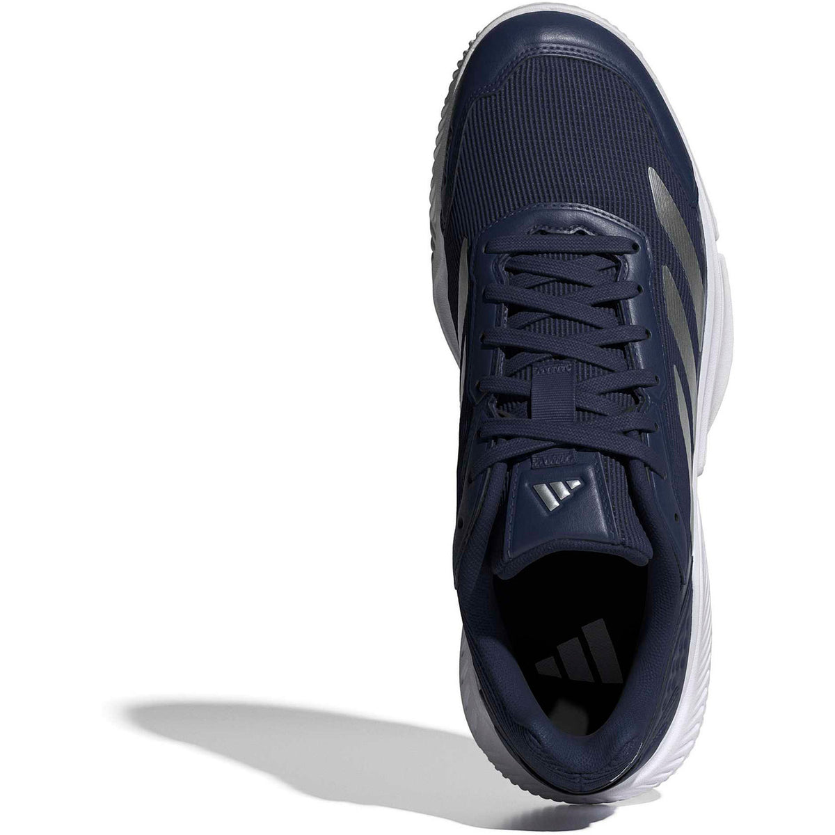 Bovenaanzicht van de donkerblauwe Adidas Courtquick met zilveren adidas-logo