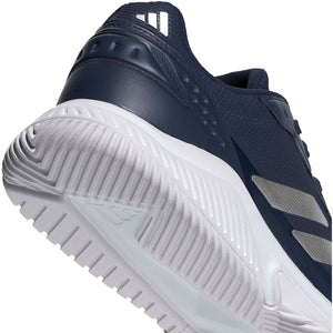 Close-up van de donkerblauwe hielpartij en witte zool van de Adidas Courtquick
