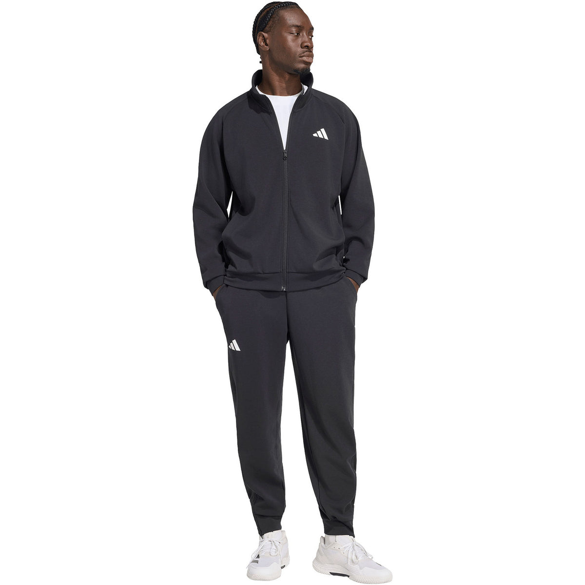 Model ten voeten uit in het zwarte Adidas Cover Up trainingspak