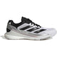 Schuin achteraanzicht van de witte Adidas Crazyquick Boost met zwarte hiel