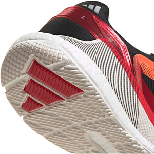 Detail van de witte zool en zwartrode hiel van de Adidas Crazyquick Boost