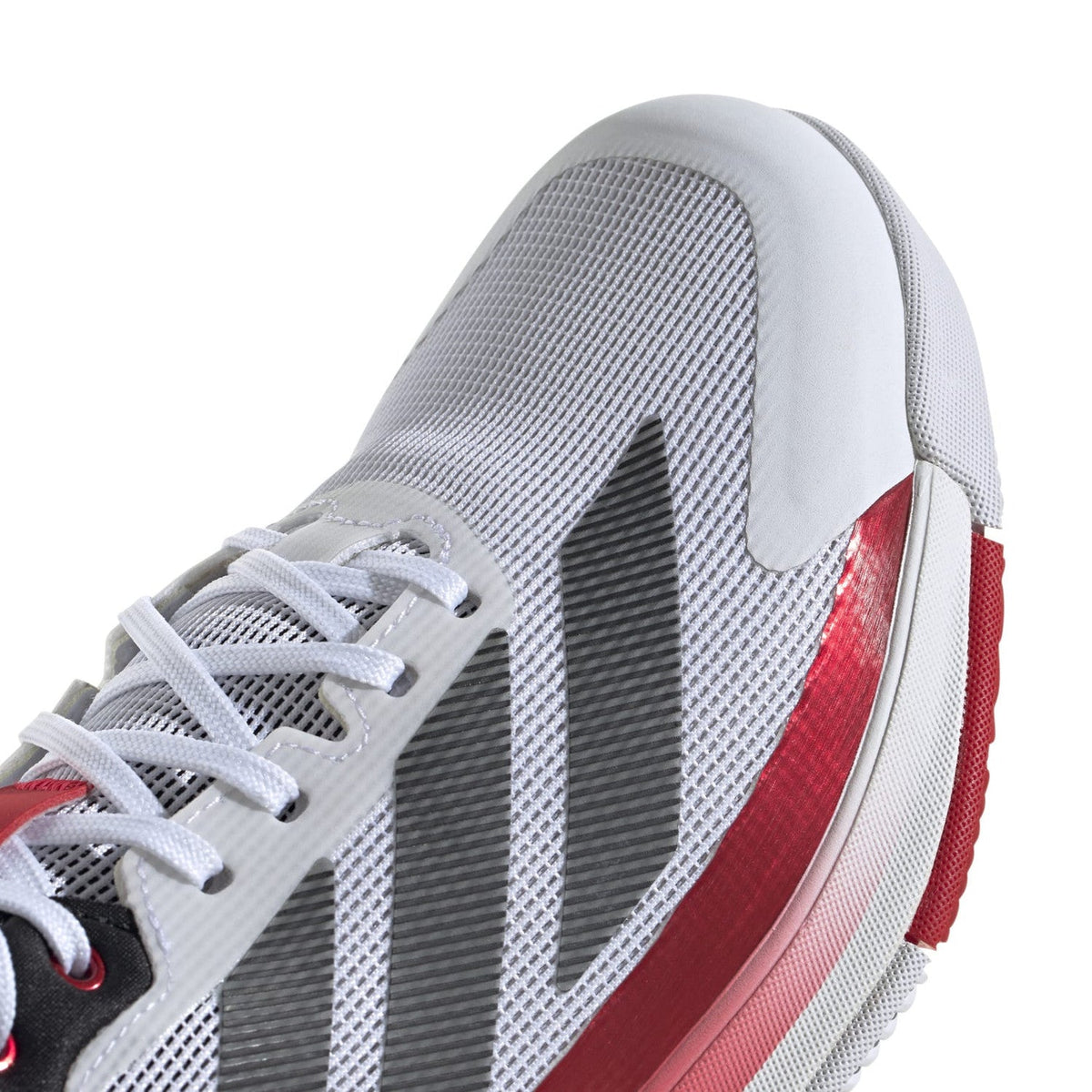 Close-up van de witte mesh met zwarte strepen van de Adidas Crazyquick Boost