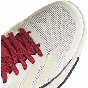 Detail van de rode veters op de cremekleurige Adidas Crazyquick LS W