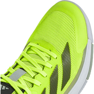 Close-up van de veters en tong van de neongele Adidas Crazyquick LS