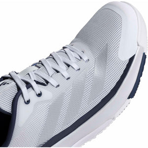 Detail van de witte bovenzijde en veters van de Adidas Crazyquick LS met blauwe streep