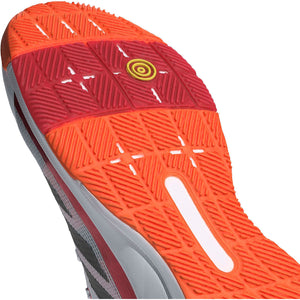 Close-up van de oranjerode tussenzool en zool van de Adidas Crazyquick LS