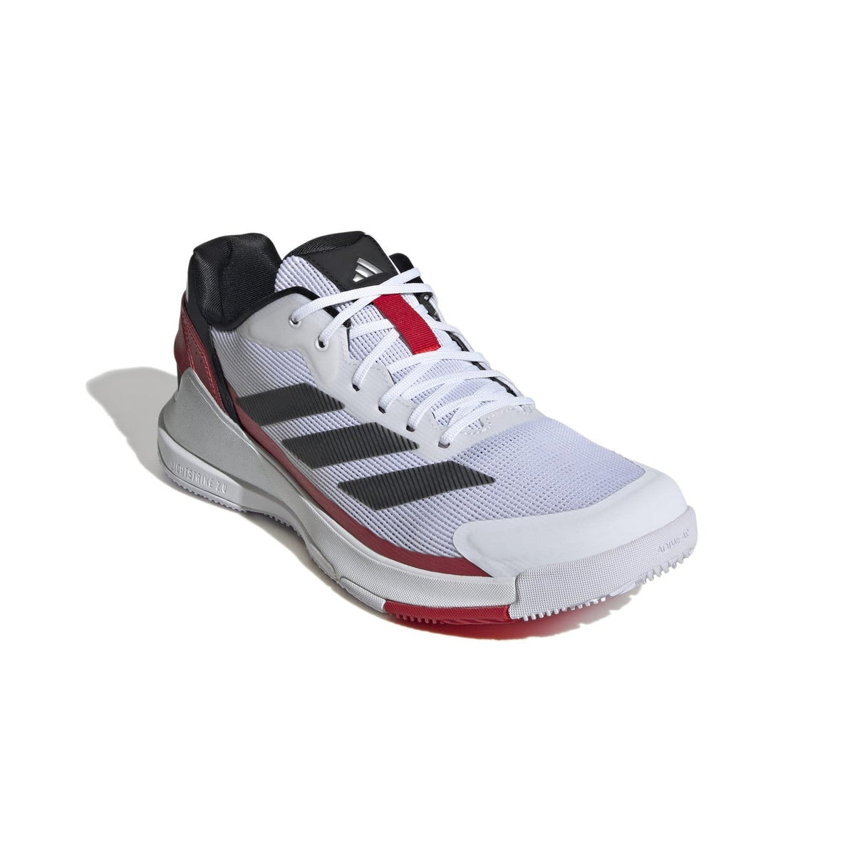 Schuin vooraanzicht van de witte Adidas Crazyquick LS met rode veters en zwarte hiel