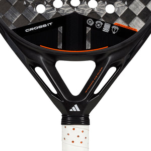 Detail van het hart van de Adidas Cross It 3.4 met Cross It-opdruk en oranje accent