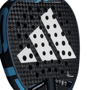 Close-up van het carbon slagvlak van de Cross It Carbon 3.4 met wit adidas-logo