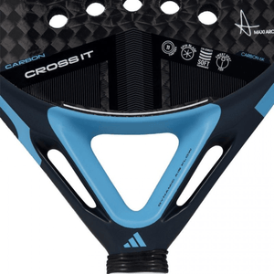 Detail van het blauwe hart van de Adidas Cross It Carbon 3.4 met Cross It-opdruk