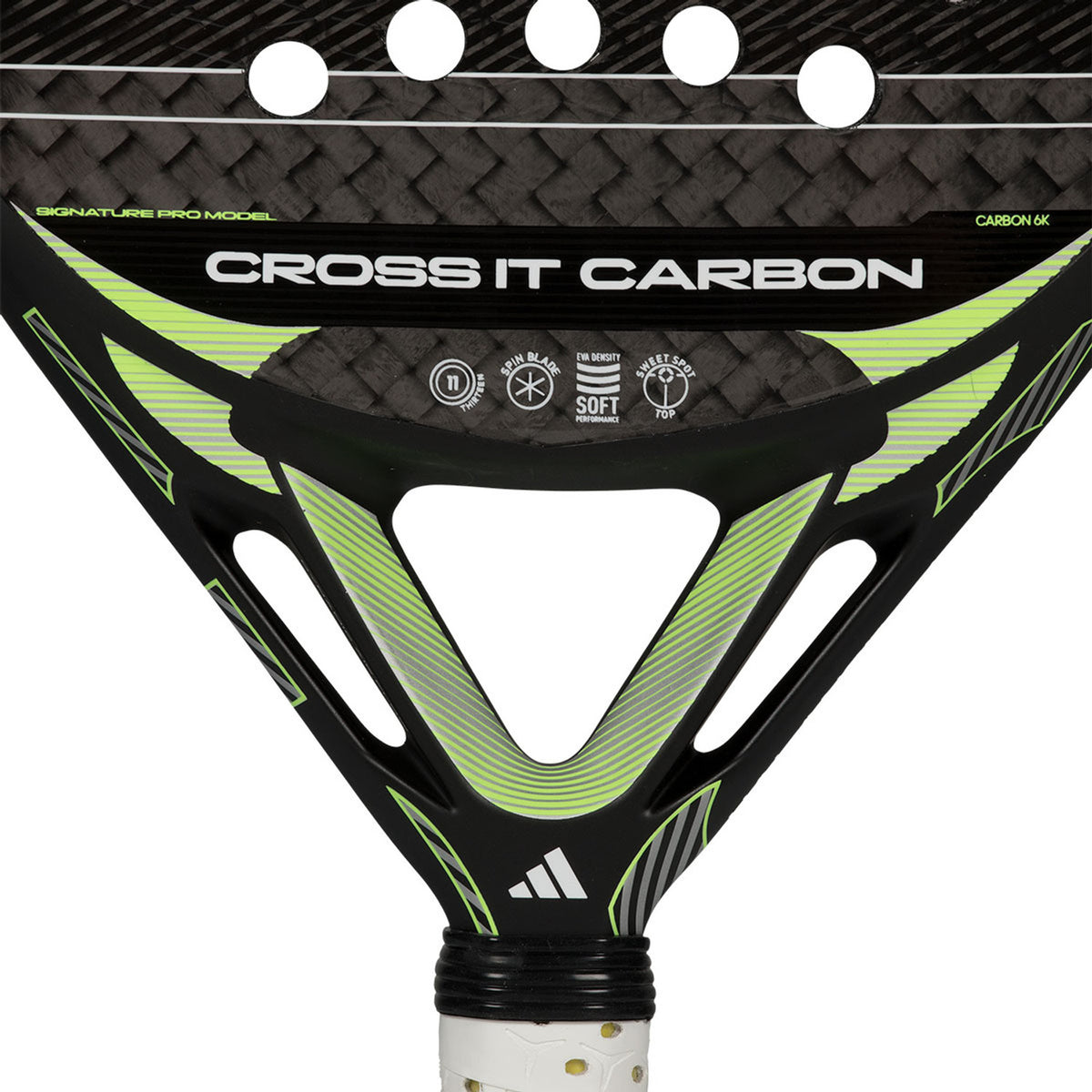 Detail van het hart van de Adidas Cross It Carbon 3.5 met de opdruk Cross It Carbon en adidas-logo
