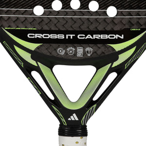 Detail van het hart van de Adidas Cross It Carbon 3.5 met de opdruk Cross It Carbon en adidas-logo