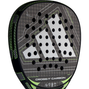 Close-up van het slagvlak van de Adidas Cross It Carbon 3.5 met wit adidas-logo en ruw oppervlak
