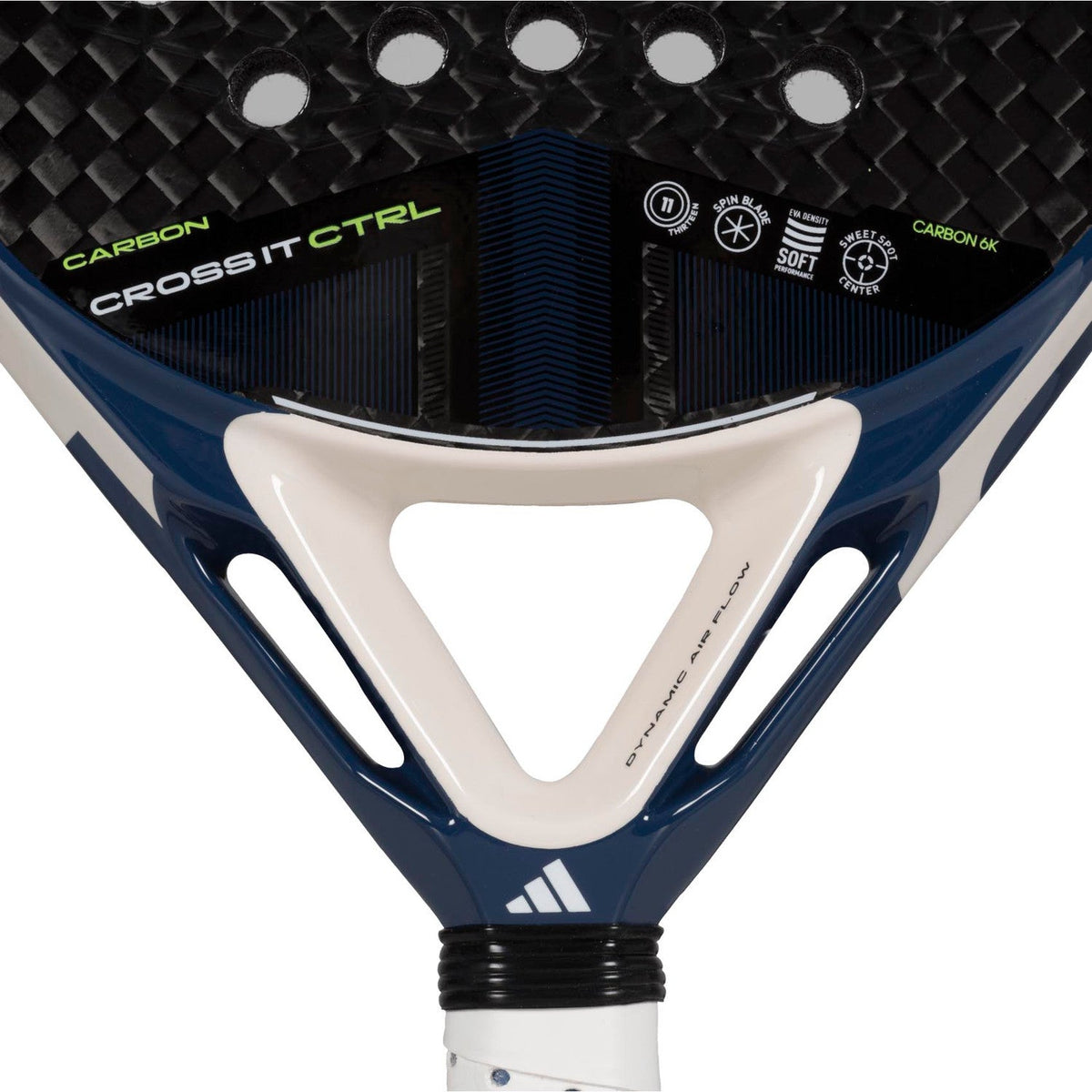 Detail van het hart van de Adidas Cross It Carbon Ctrl 3.4 met opdruk Cross It Ctrl in gebroken wit