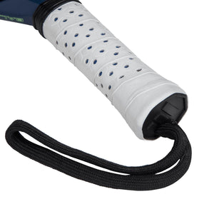 Close-up van de witte grip met blauwe stippen en zwarte polsband van de Adidas Cross It Carbon Ctrl 3.4