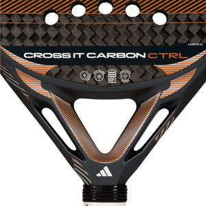 Detail van het hart van de Adidas Cross It Carbon Ctrl 3.5 met de opdruk Cross It Carbon Ctrl