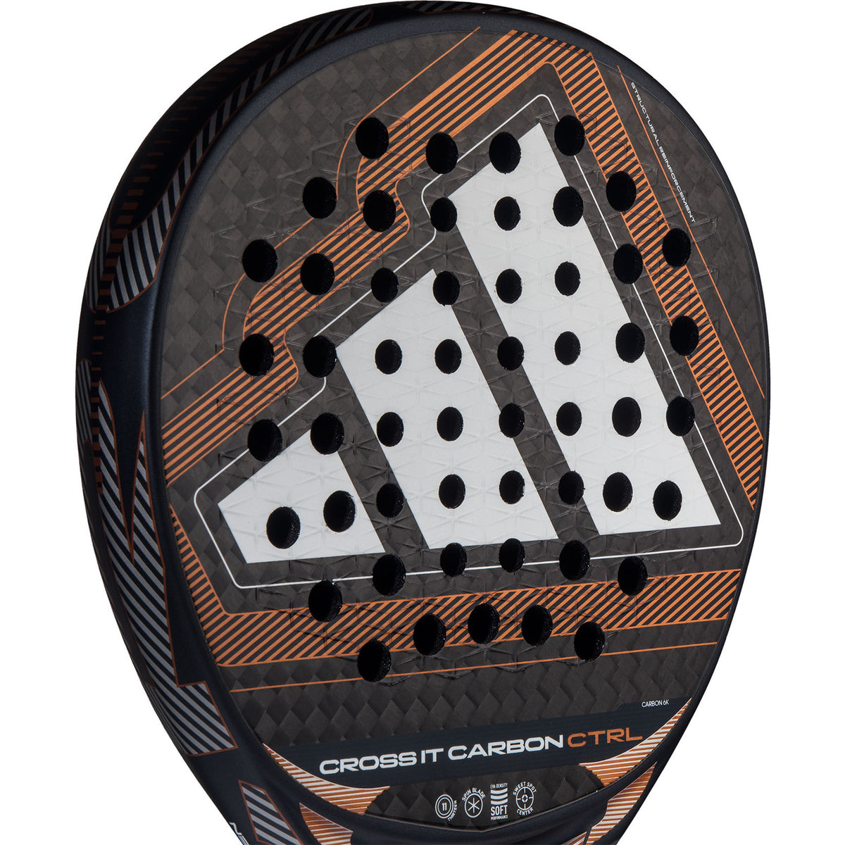 Close-up van het slagvlak van de Adidas Cross It Carbon Ctrl 3.5 met wit adidas-logo en gaatjes