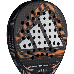Close-up van het slagvlak van de Adidas Cross It Carbon Ctrl 3.5 met wit adidas-logo en gaatjes