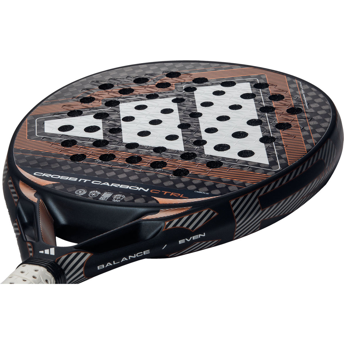 Schuin onderaanzicht van de kop van de Adidas Cross It Carbon Ctrl 3.5 in zwart met koperen lijnen