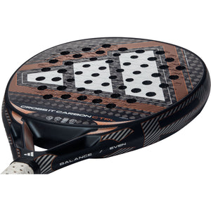 Schuin onderaanzicht van de kop van de Adidas Cross It Carbon Ctrl 3.5 in zwart met koperen lijnen