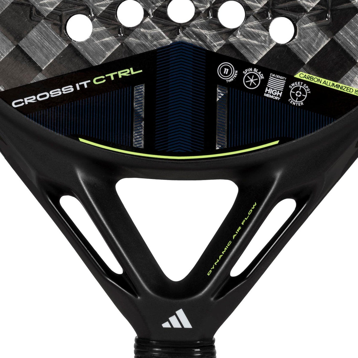 Detail van het hart van de Adidas Cross It Ctrl 3.4 met opdruk Cross It Ctrl en donkerblauw vlak