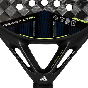 Detail van het hart van de Adidas Cross It Ctrl 3.4 met opdruk Cross It Ctrl en donkerblauw vlak