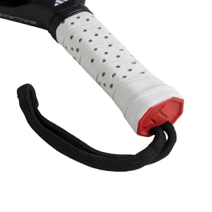 Close-up van de witte grip met limegroene stippen en zwarte polsband van de Adidas Cross It Ctrl 3.4