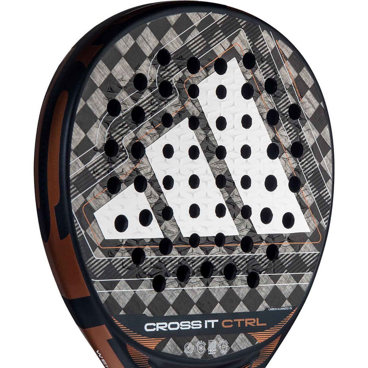 Close-up van het slagvlak van de Adidas Cross It Ctrl 3.5 met wit adidas-logo en ruitmotief