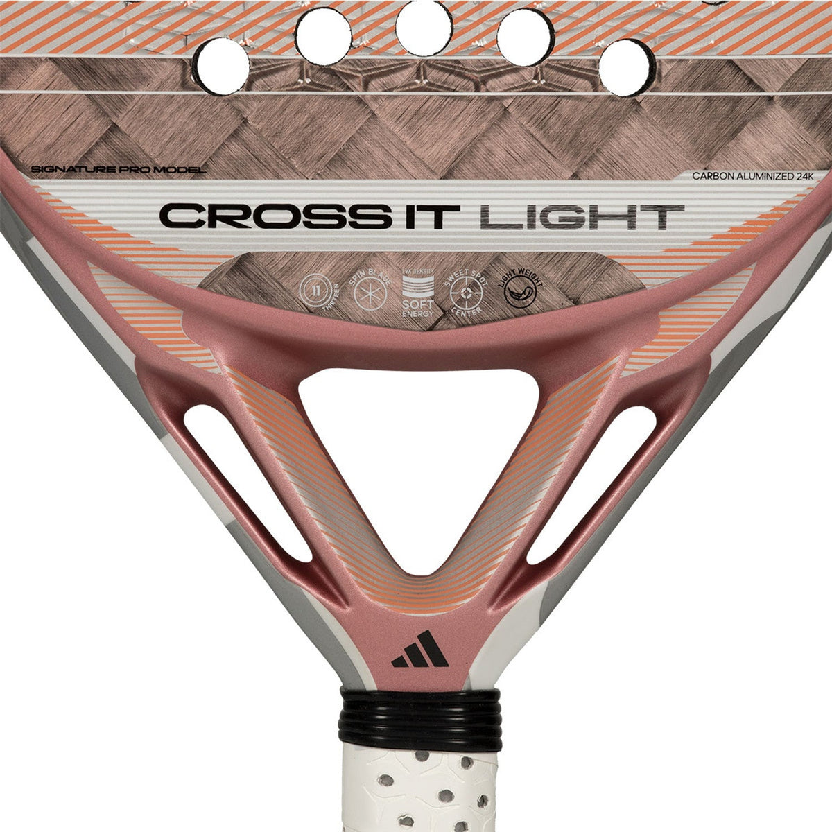 Detail van het hart van de Adidas Cross It Light 3.5 met de opdruk Cross It Light in rosegoud