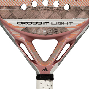 Detail van het hart van de Adidas Cross It Light 3.5 met de opdruk Cross It Light in rosegoud