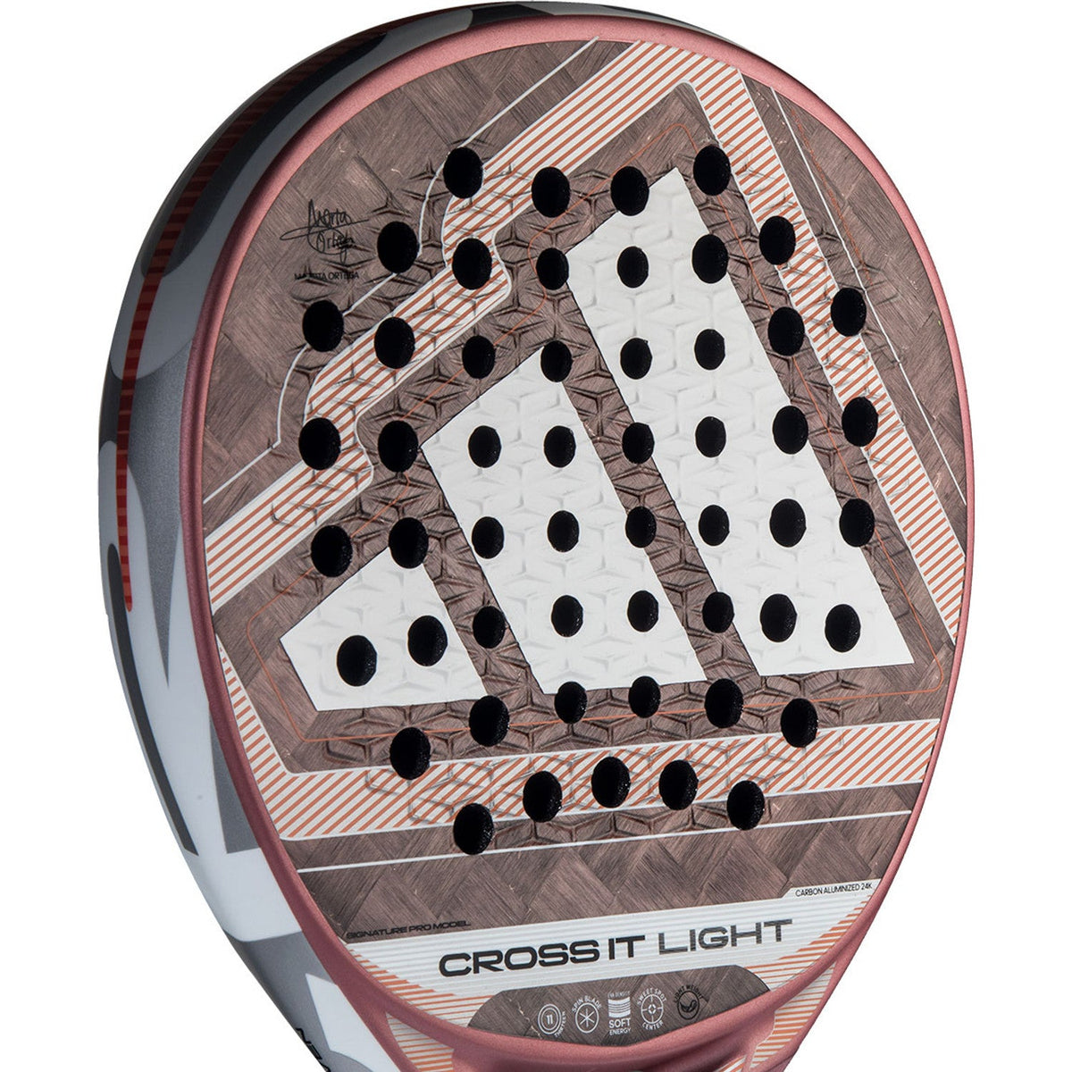 Close-up van het slagvlak van de Adidas Cross It Light 3.5 met wit adidas-logo op roze ondergrond