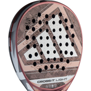 Close-up van het slagvlak van de Adidas Cross It Light 3.5 met wit adidas-logo op roze ondergrond