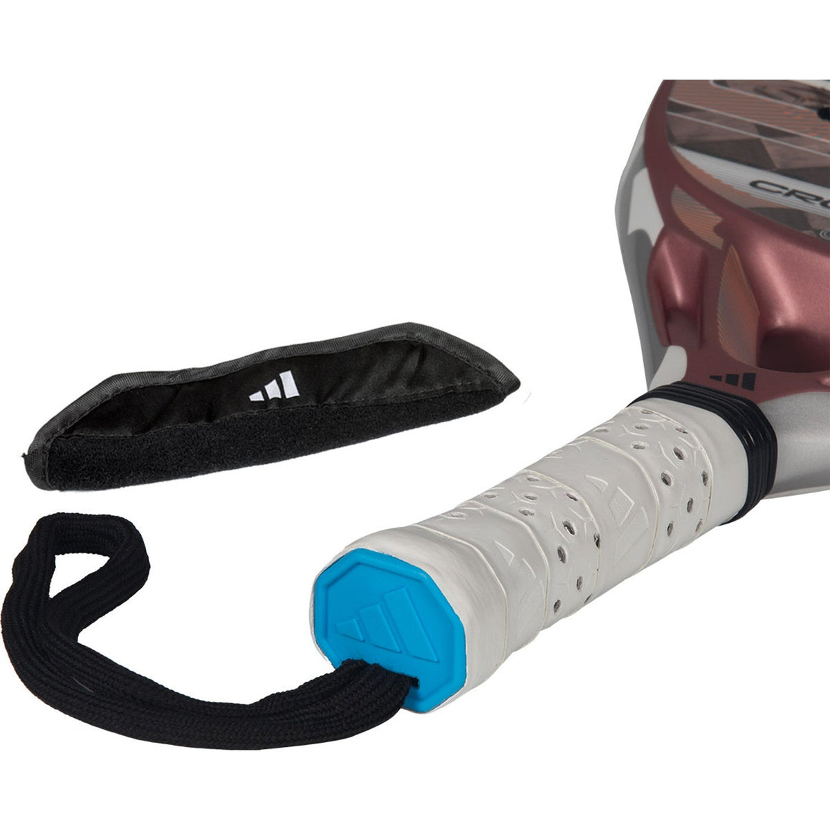 Close-up van de witte grip met lichtblauwe dop en zwarte polsband van de Adidas Cross It Light 3.5