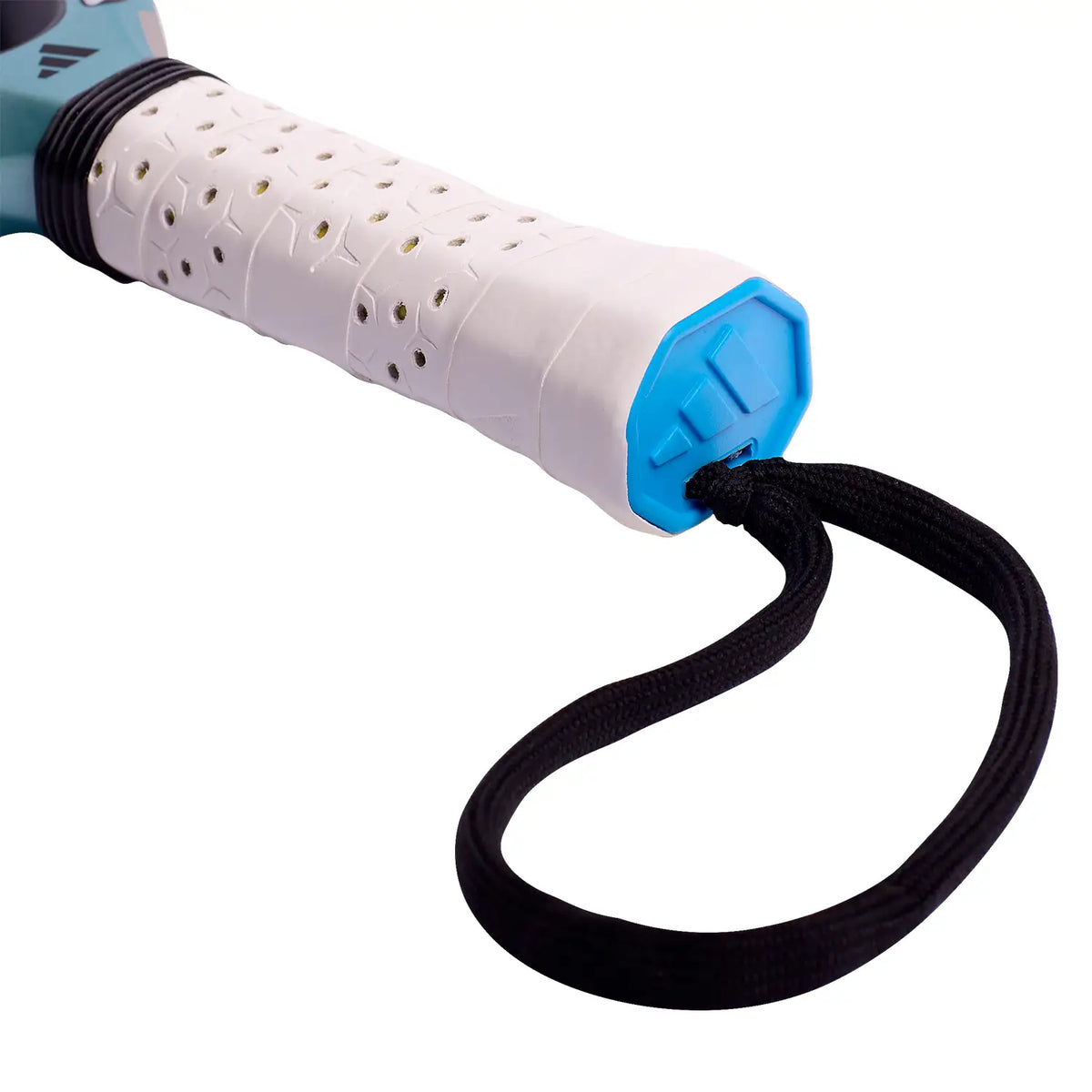 Close-up van de grip met blauwe afsluitdop en polsband van het Adidas Cross It Light Pro EDT 2026