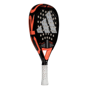Adidas Cross It Team 3.4 padelracket schuin vooraanzicht, druppelvorm in zwart met oranje